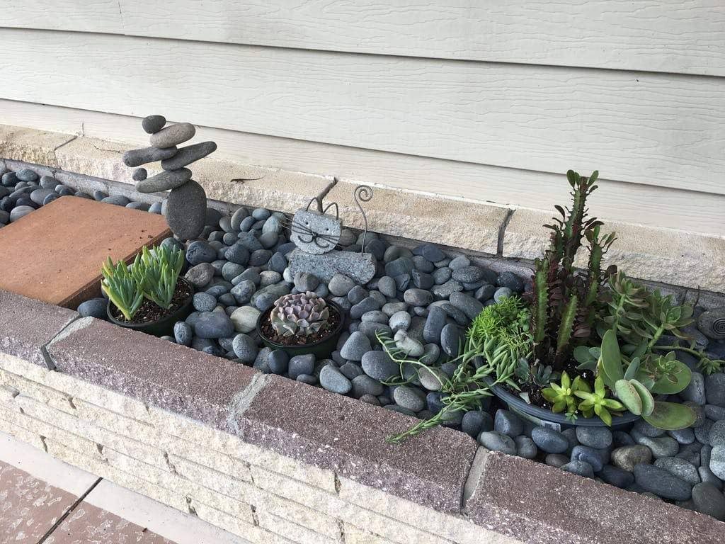 Happy Gardens - Cat River Stone Garden Statue